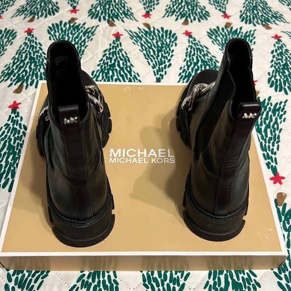 Michael Kors Scarlett Leather Bootie. Like NEW!! Size 7 (in original box). - Picture 4 of 5